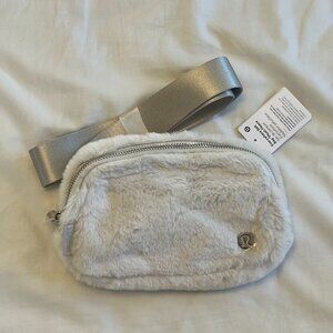 Lululemon everywhere belt bag 1L plush fleece